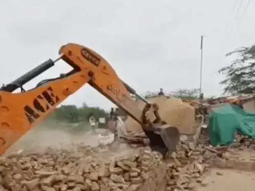 फरीदाबाद में वन विभाग की जमीन से हटाए अवैध कब्जे