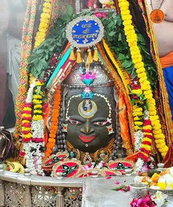 महाकाल की भस्म आरती में शामिल हुए पार्श्वगायक बी प्राक