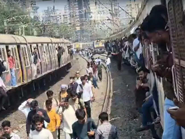 मुंबई में सिग्नल खराबी से मध्य रेलवे की लोकल सेवाएं प्रभावित, पटरियों पर पैदल चलने को मजबूर हुए यात्री