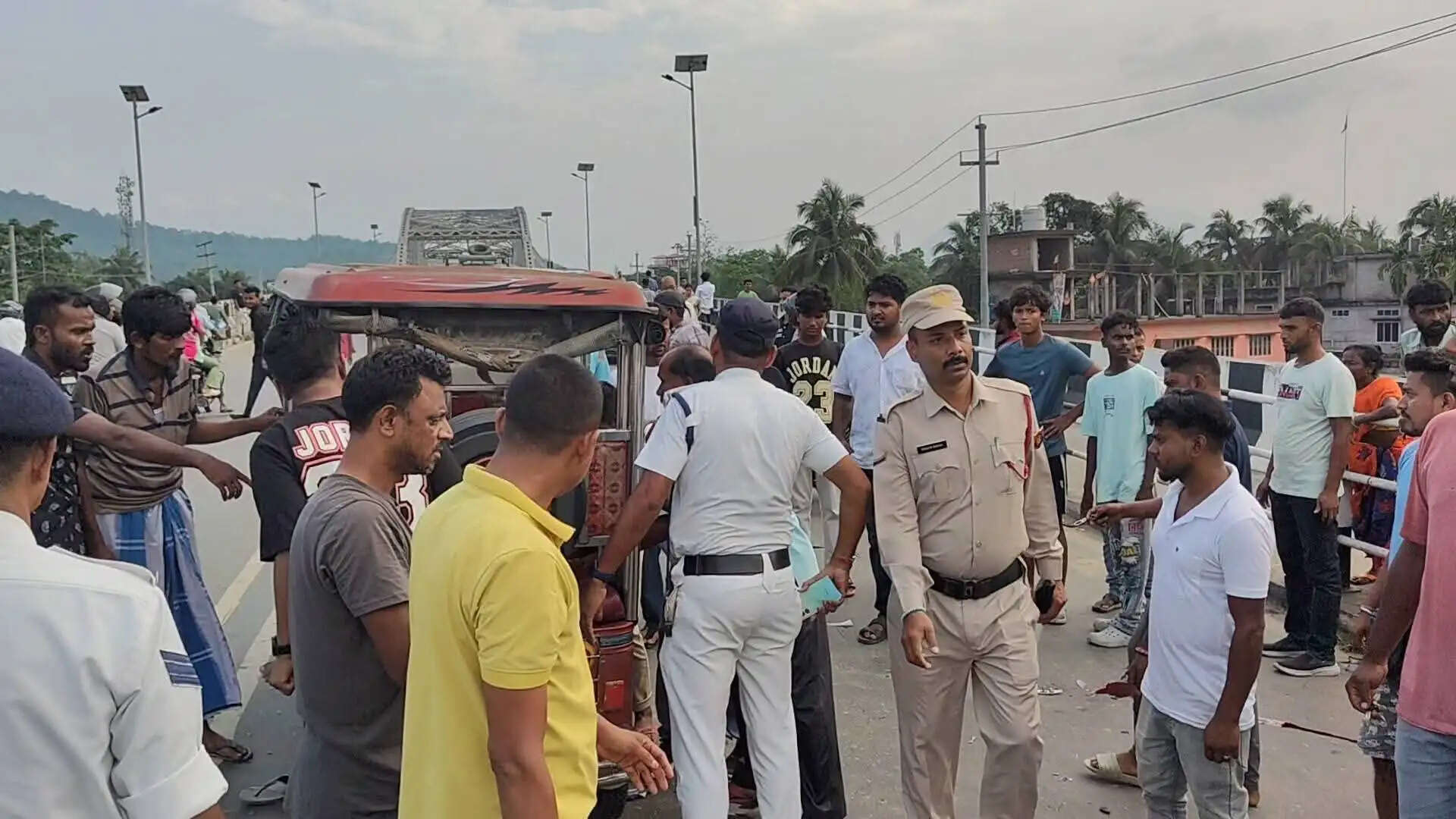 सड़क दुर्घटना में एक की मौत, दो घायल
