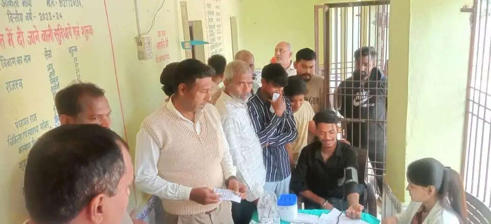 देवरिया: गांव-गांव खोजे जा रहे टीबी मरीज, 678 शिविरों में 71 रोगियों की हुई पुष्टि