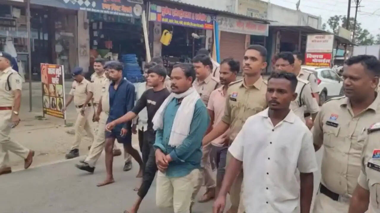 सूरजपुर : डायल 112 टीम पर हमला करने वाले छह आरोपित गिरफ्तार, निकाला गया जुलूस