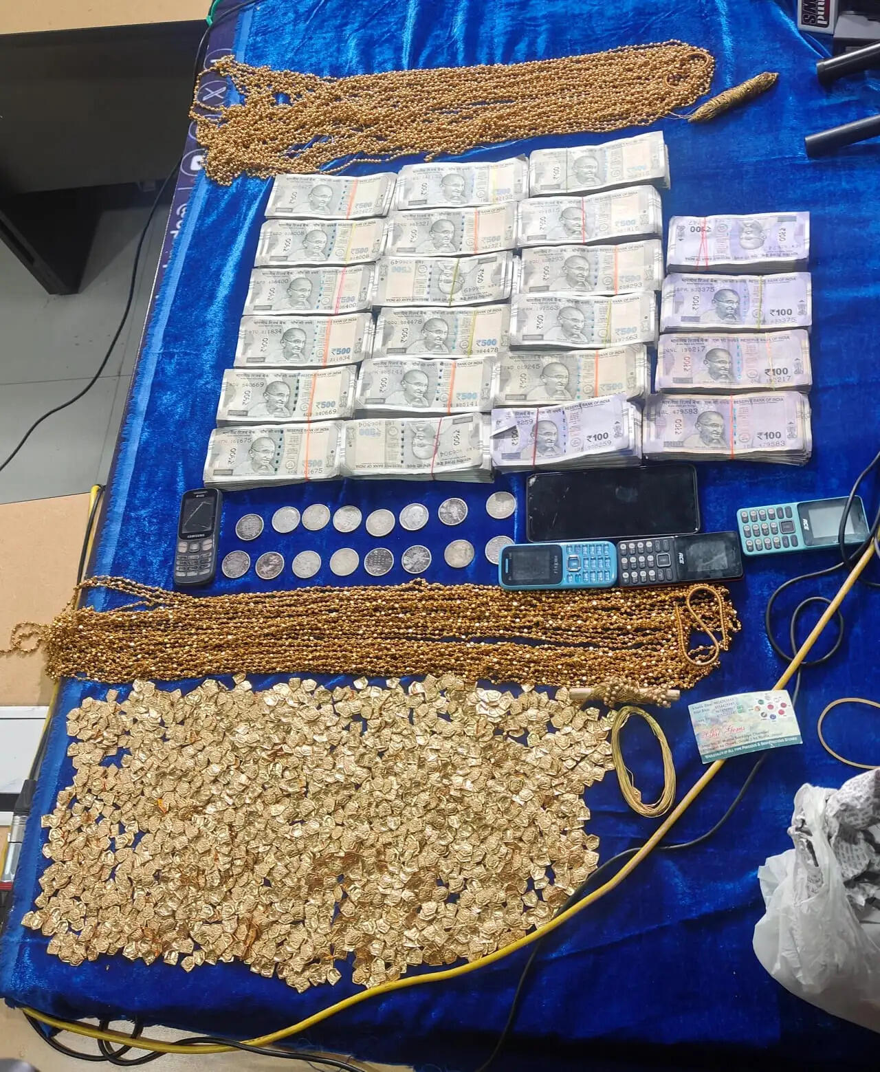 खुदाई में मिला सोना बताकर पीतल का हार बेचने वाले अंतर्राज्यीय ठग गिरोह का पर्दाफाश, तीन आरोपित गिरफ्तार