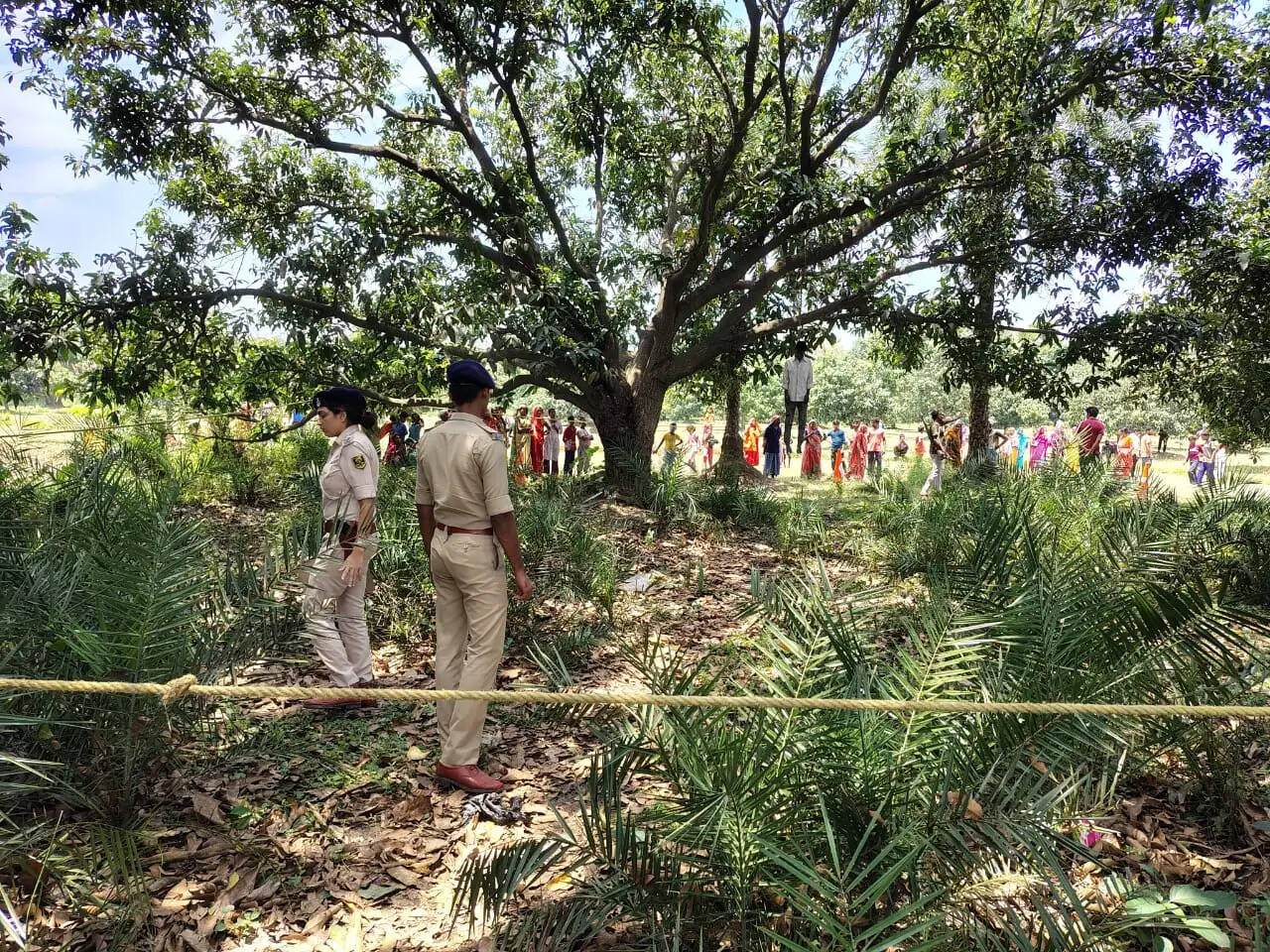 पेड़ से लटका मिला अज्ञात युवक का शव, छानबीन में जुटी पुलिस