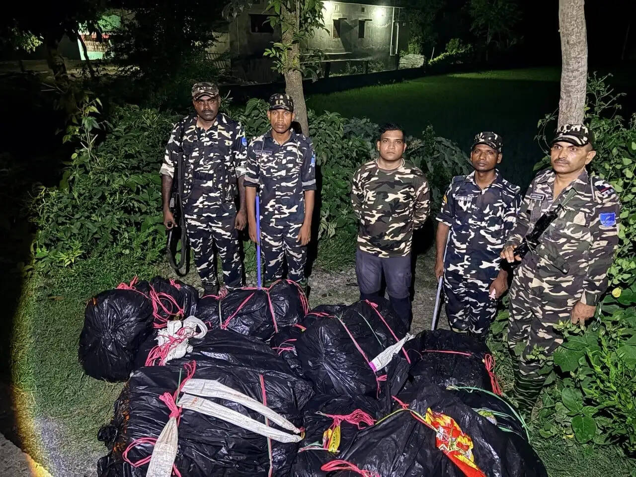 भारत-नेपाल सीमा पर 303.900 किलो गांजा जब्त, तस्कर अंधेरे का लाभ उठाकर फरार