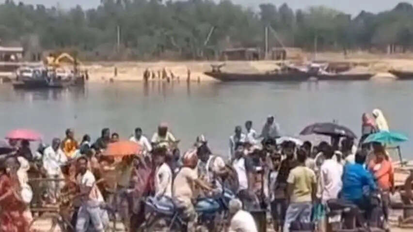 काटवा में नाव से गिरकर डूबा 11वीं का छात्र, तलाश जारी