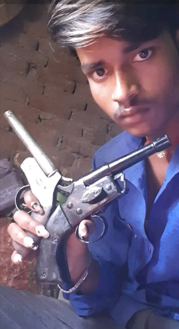 सोशल मीडिया पर हथियार लहराने वाला युवक गिरफ्तार