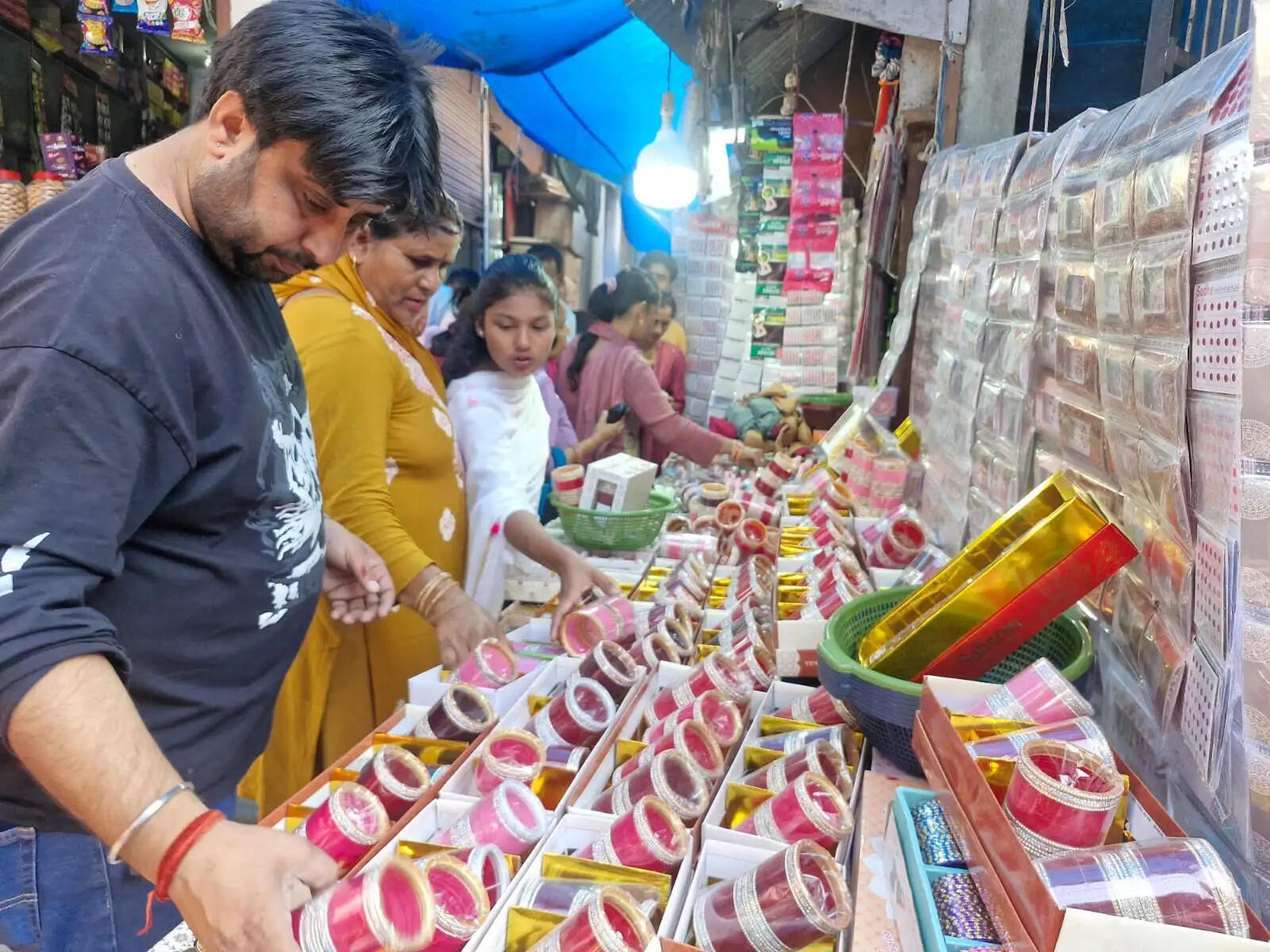 करवाचाैथ से पहले कठुआ के बाजारों में बढ़ी रौनक, सुहागिनों की खरीदारी तेज