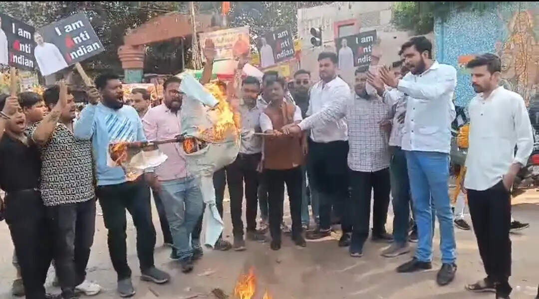 राहुल गांधी के खिलाफ भाजयुमो का प्रदर्शन, पुतला दहन