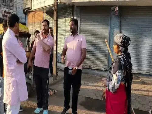 इंदौर:&nbsp;सफाई मित्रों से मिलने सड़क पर उतरे महापौर पुष्यमित्र&nbsp;भार्गव,&nbsp;वाल्मीकि बस्तियों में पहुंचे