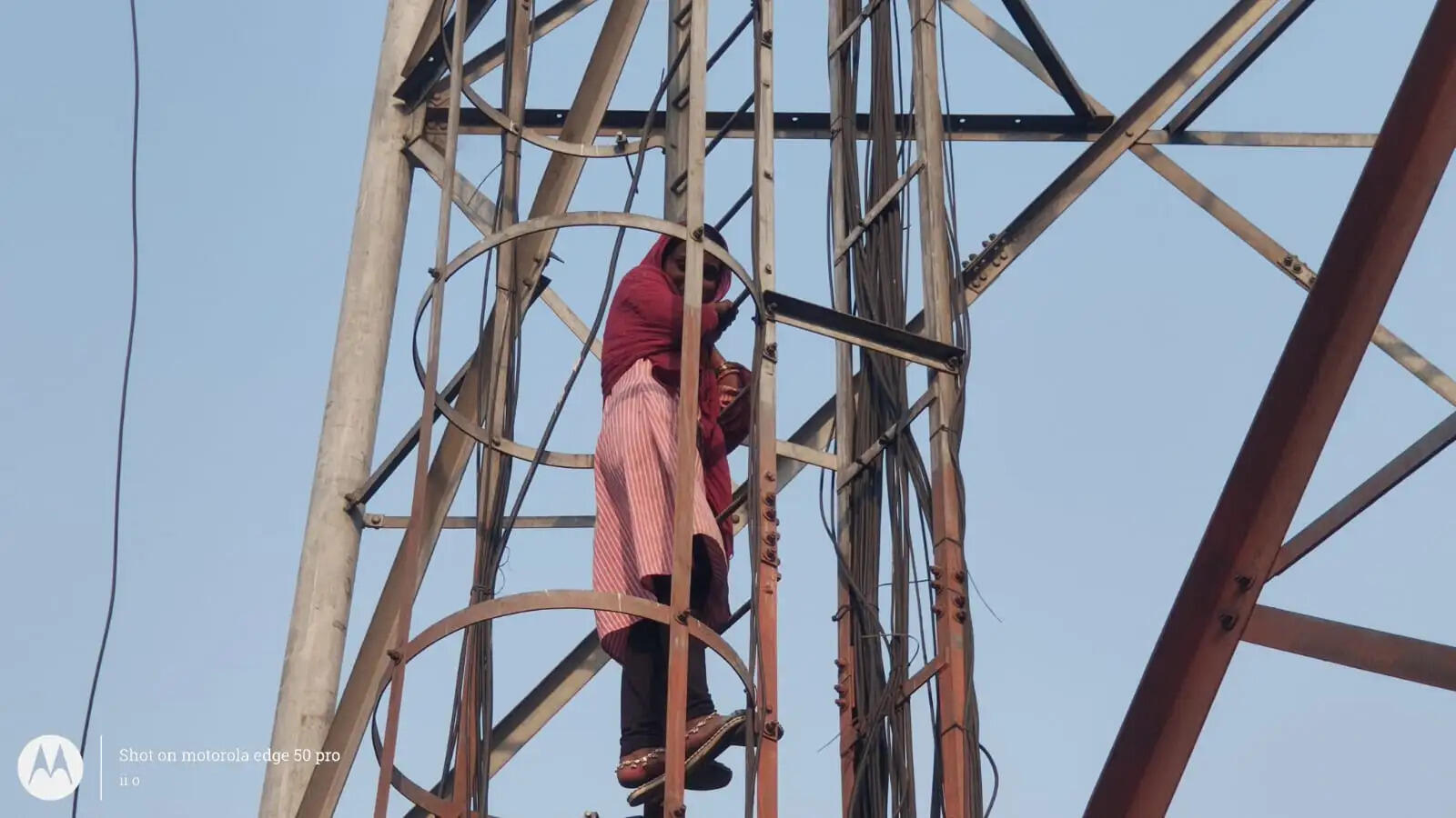 टावर पर चढ़ने वाली महिला गिरफ्तार, भेजी गई जेल