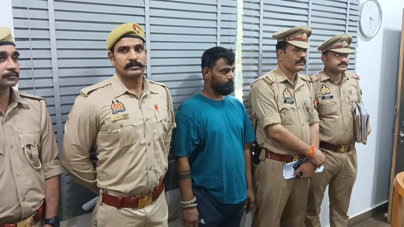 तीन साल से फरार 20 हजार का इनामी गिरफ्तार