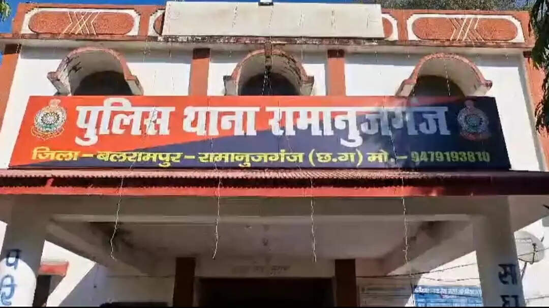 मंत्री रामविचार नेताम पर आपत्तिजनक टिप्पणी मामला : यू-ट्यूबर आकांक्षा टोप्पो के खिलाफ एफआईआर की मांग, थाने में धरने पर बैठे कार्यकर्ता