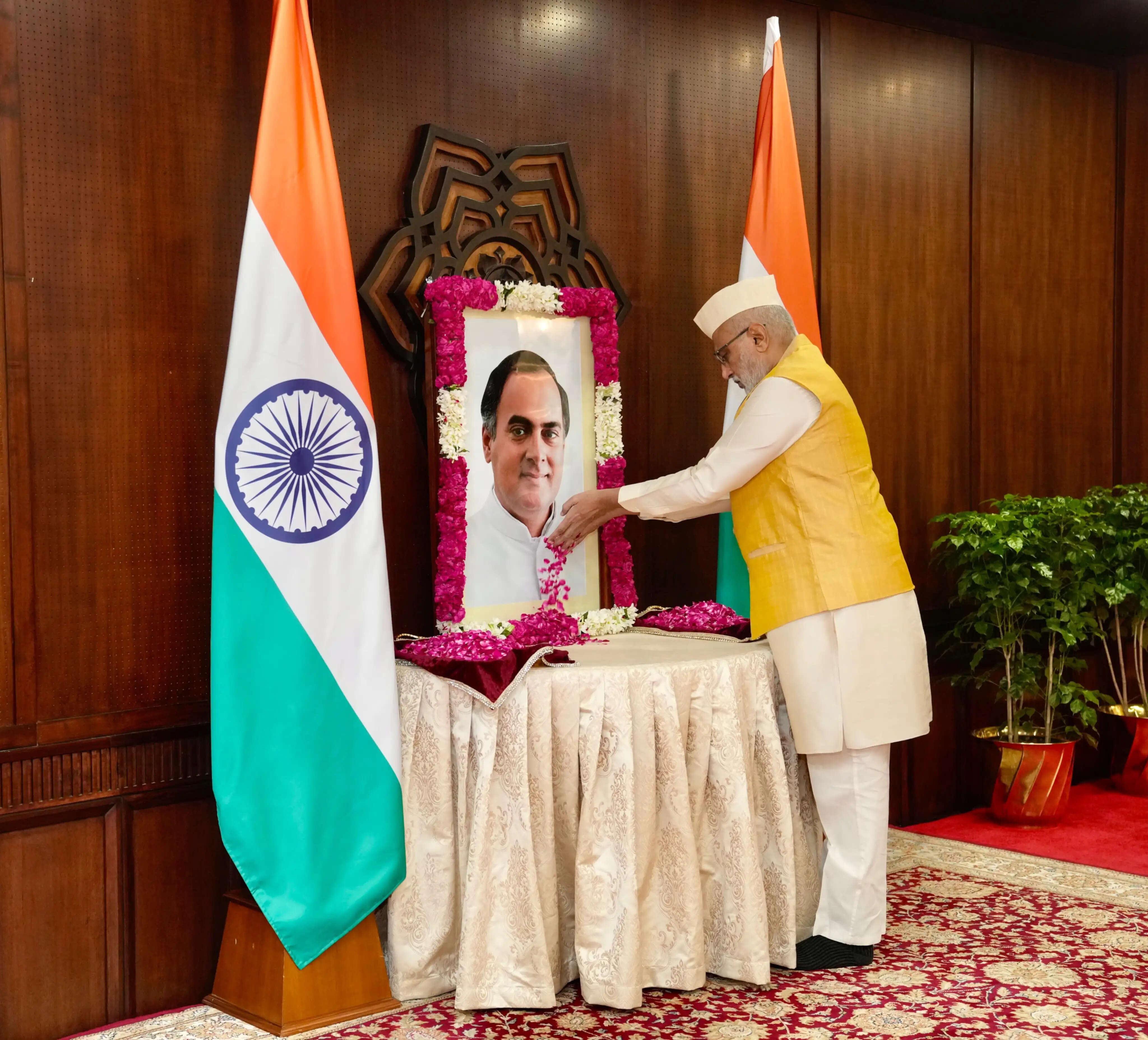 पूर्व प्रधानमंत्री राजीव गांधी की पुण्यतिथि पर उपराष्ट्रपति ने दी श्रद्धांजलि