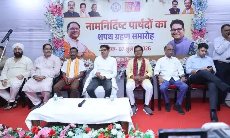 नगर निगम में मनोनीत एल्डरमैनों को वित्तमंत्री ओपी चौधरी की उपस्थिति में कलेक्टर ने दिलाई शपथ