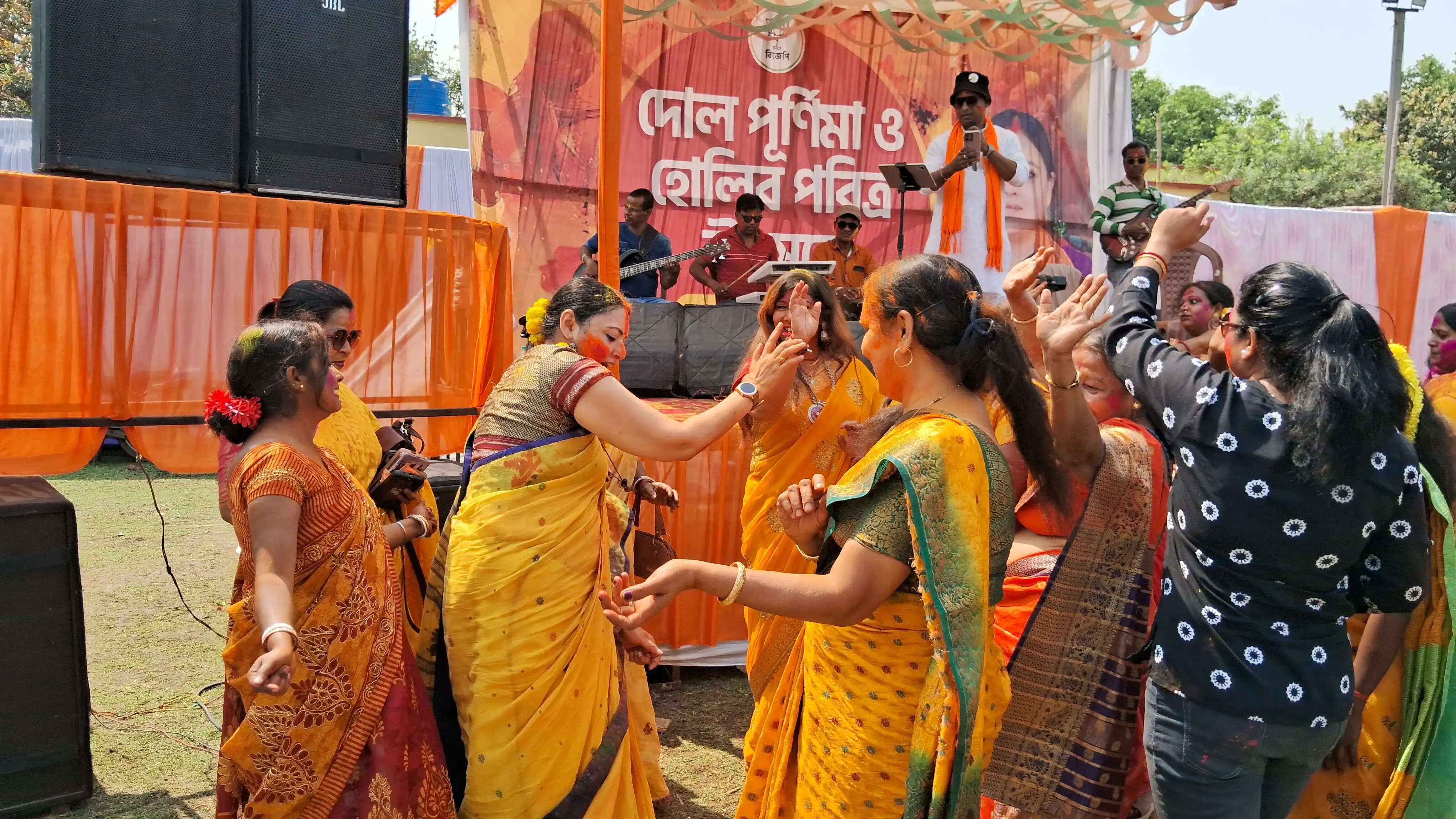 होली के गीतों पर जमकर नाची आसनसोल दक्षिण की विधायक अग्निमित्रा पाल