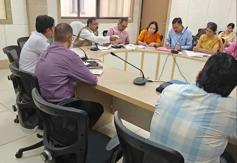 छात्रावासों के संचालन एवं विभागीय योजनाओं के शत-प्रतिशत क्रियान्वयन सुनिश्चित करे: मंत्री विजय शाह