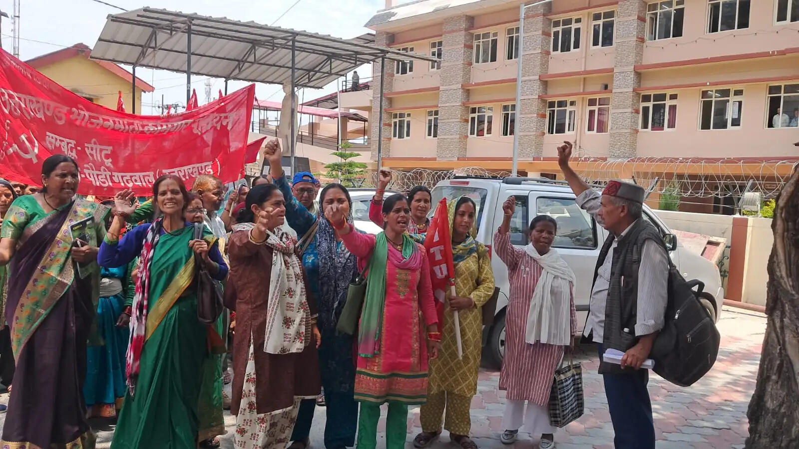 पौड़ी में भोजनमाताओं ने सरकार के खिलाफ दिया धरना