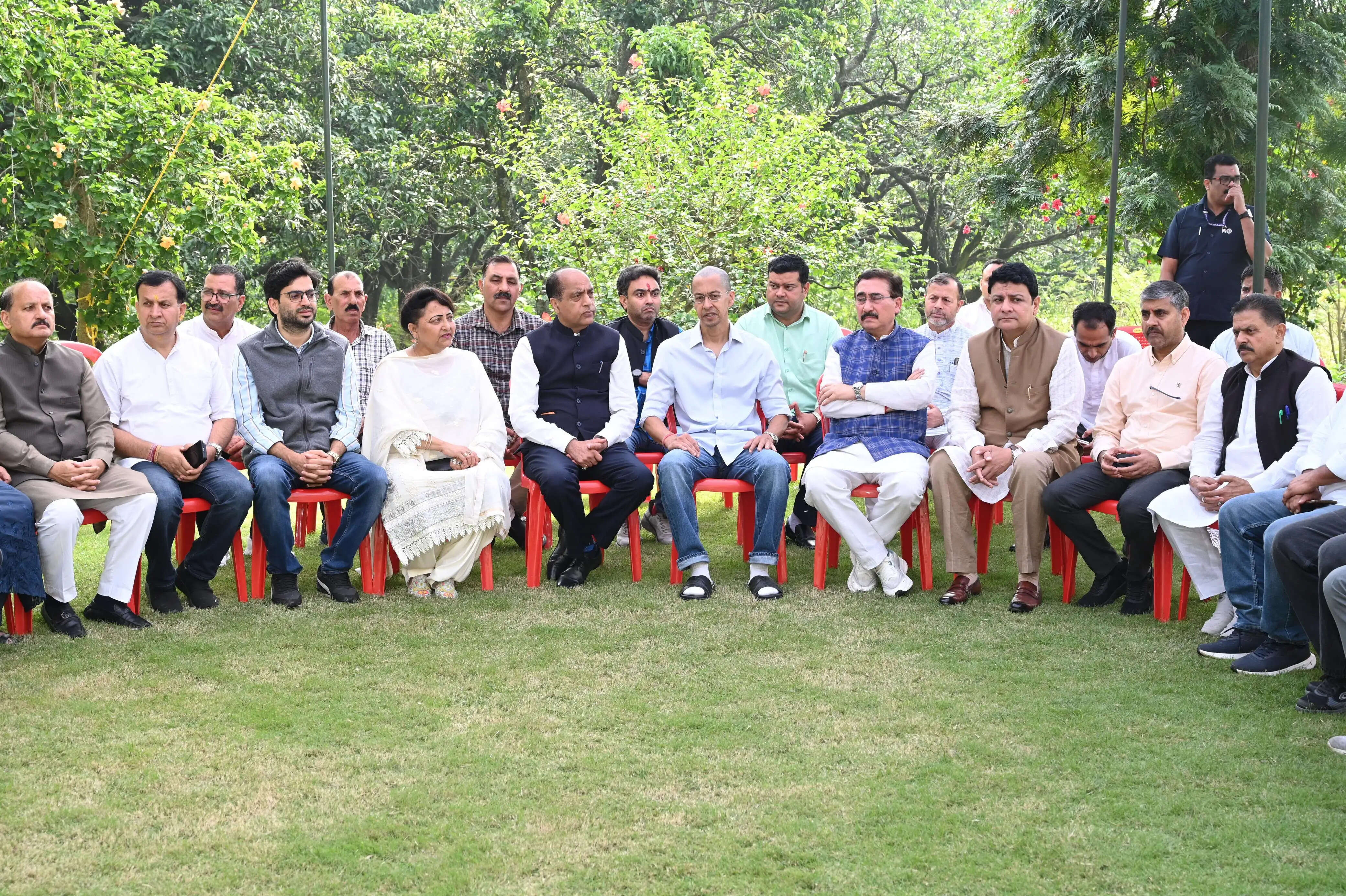 चार लाख नौकरियां देने के बजाय हजारों आउटसोर्स कर्मचारियों की नौकरियां छीनी : जय राम ठाकुर