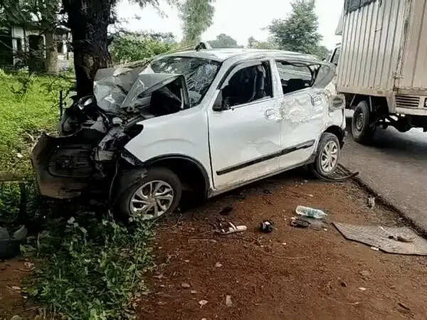 खंडवा&nbsp;में&nbsp;पेड़ से टकराई बेकाबू कार, तीन की मौत, एक गंभीर,&nbsp;नागलवाड़ी से हरसूद लौटते समय&nbsp;हुआ हादसा