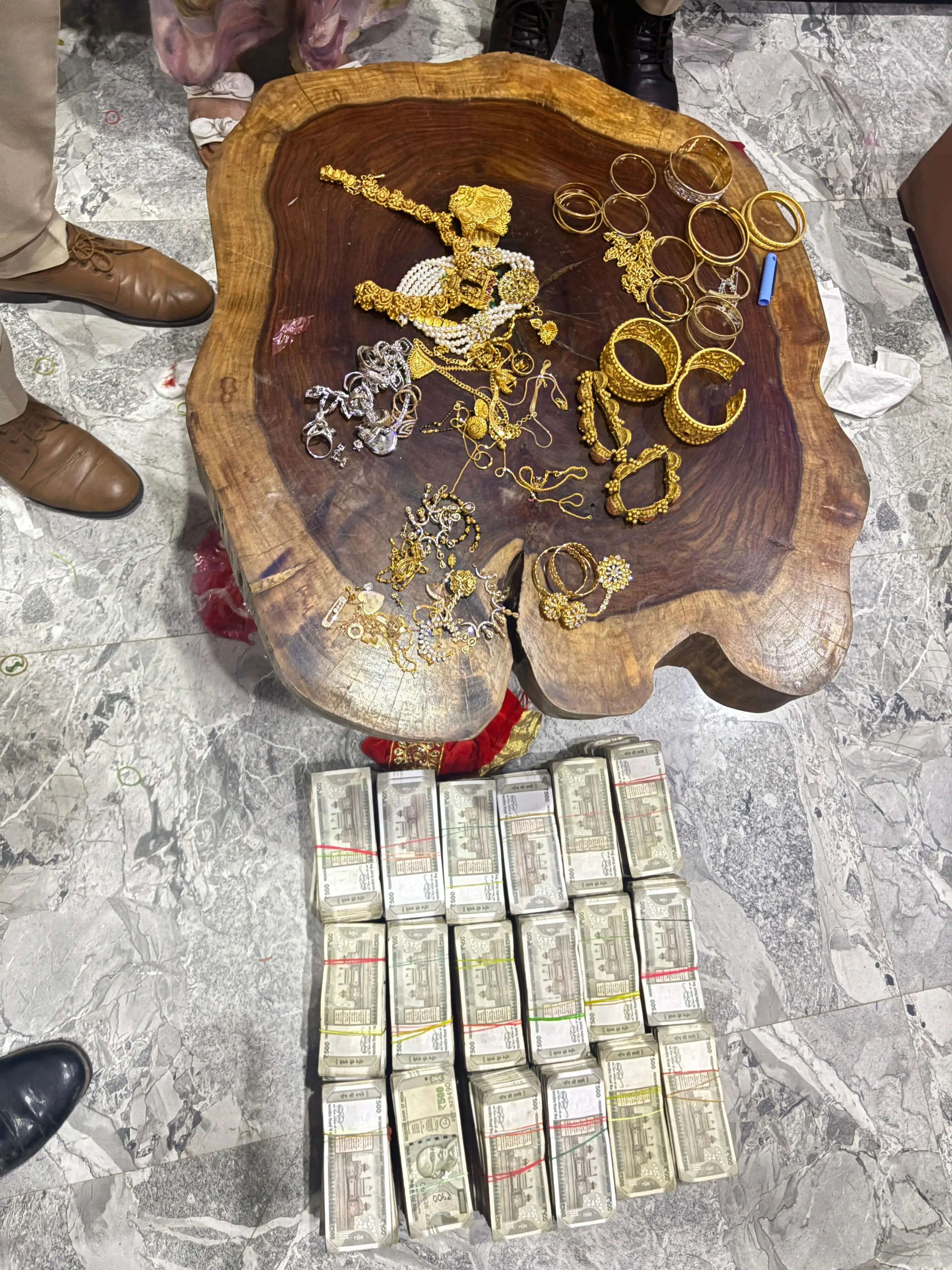 देहरा पुलिस ने एक मामले में सवा किलो से अधिक आभूषण और 90 लाख की नकदी की बरामद