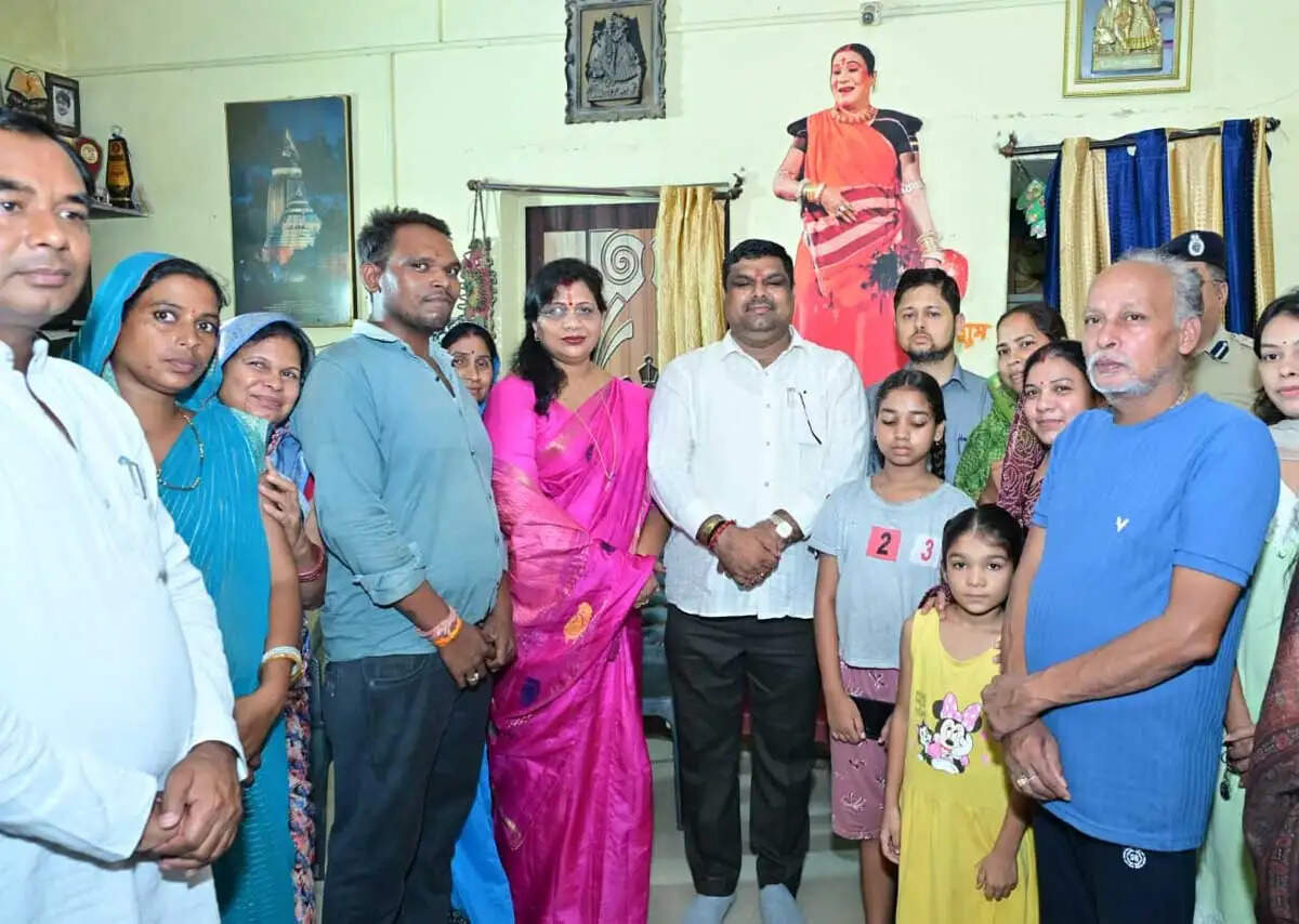 गनियारी पहुंचे स्कूल शिक्षा मंत्री गजेन्द्र यादव, पद्म विभूषण डॉ. तीजन बाई के दशगात्र एवं श्रद्धांजलि कार्यक्रम की तैयारियों का लिया जायजा