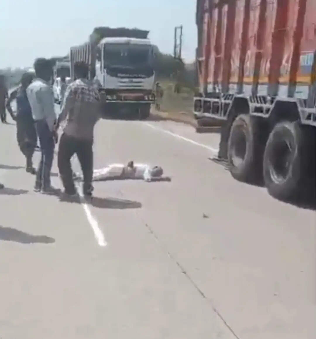 नेशनल हाईवे-30 पर भीषण हादसा: कार-बाइक की जोरदार टक्कर में दो बुजुर्गों की मौत