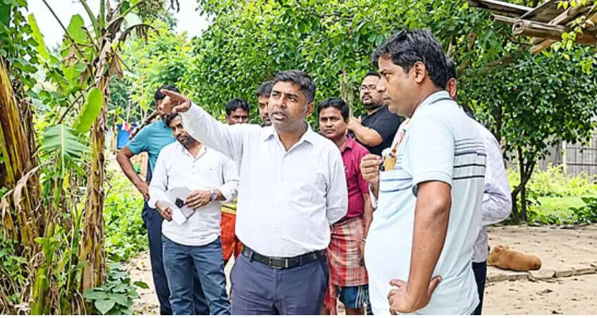 खटिया पर मरीज को ले जाने का वीडियो वायरल होते ही जागा प्रशासन, हरिश्चंद्रपुर में सड़क निर्माण की तैयारी शुरू