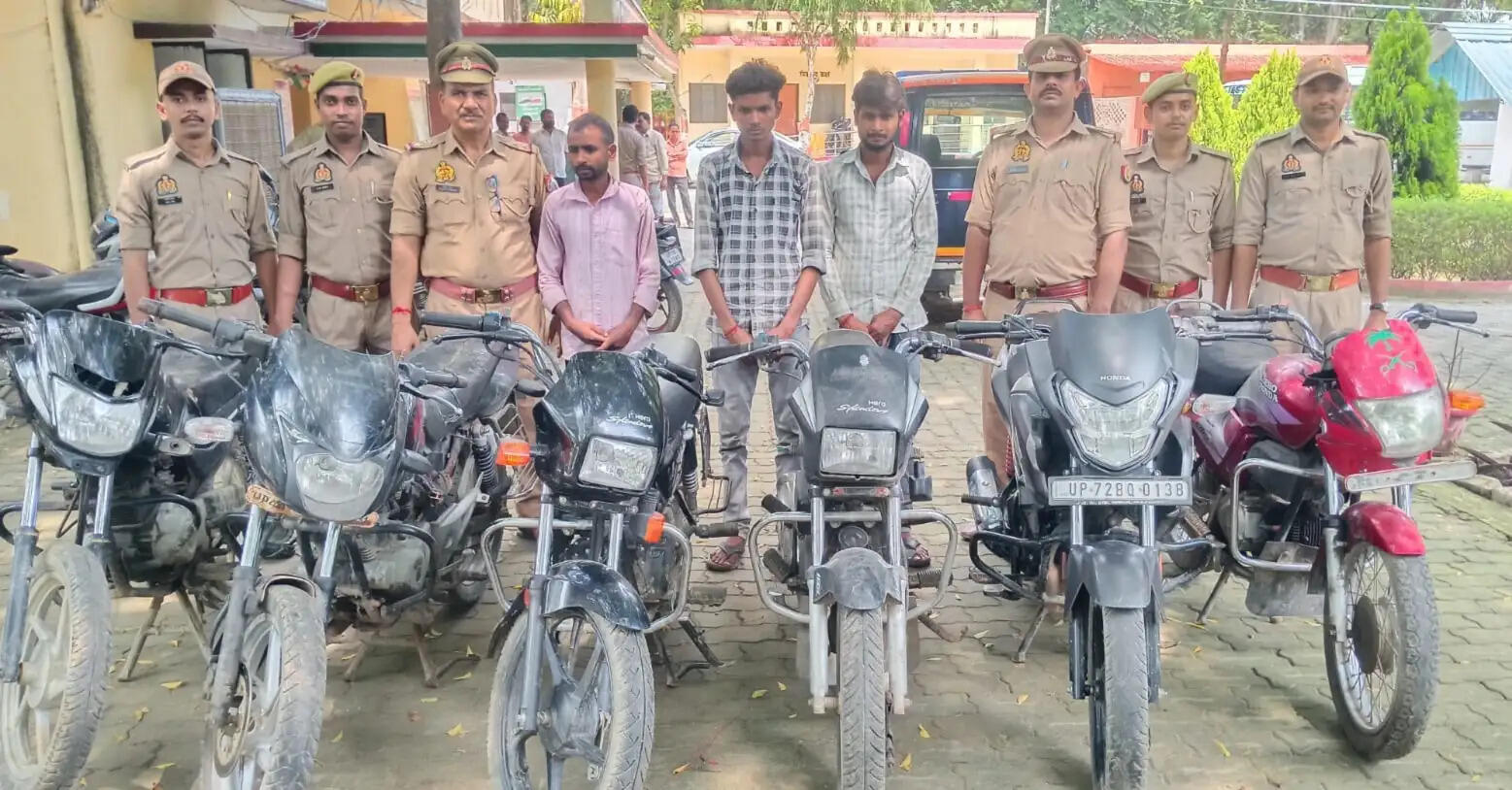 अमेठी में चोरी की छह मोटरसाइकिलों के साथ तीन आरोपी गिरफ्तार
