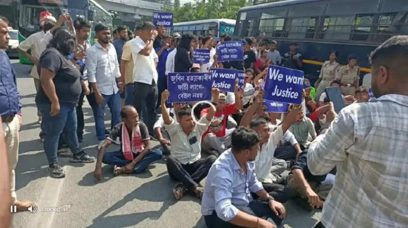 जुबीन गर्ग की मौत के मामले में न्याय की मांग, हिरासत में लिए गए राइजर दल के कई सदस्य