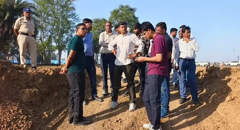 मप्रः सिंहस्थ 2028 की तैयारियां जोर-शोर से जारी, संभागायुक्त-कलेक्टर ने किया निर्माणाधीन घाट का निरीक्षण