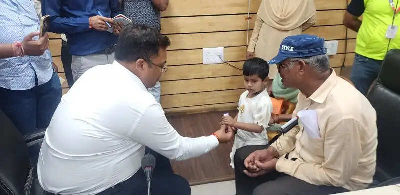 इंदौरः जनसुनवाई में कलेक्टर ने नागरिकों की समस्याएँ सुनी और किया त्वरित निराकरण