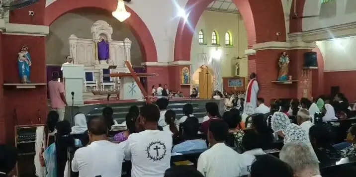 गुड फ्राइडे पर ईसाई समुदाय ने सेक्रेड हार्ट चर्च से निकाली रैली और प्रार्थना सभा आयोजित