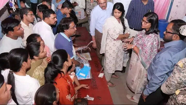 ग्वालियरः 10 दिवसीय पुस्तक मेला शुरू, कलेक्टर ने दुकानदारों, अभिभावकों व बच्चों से की चर्चा