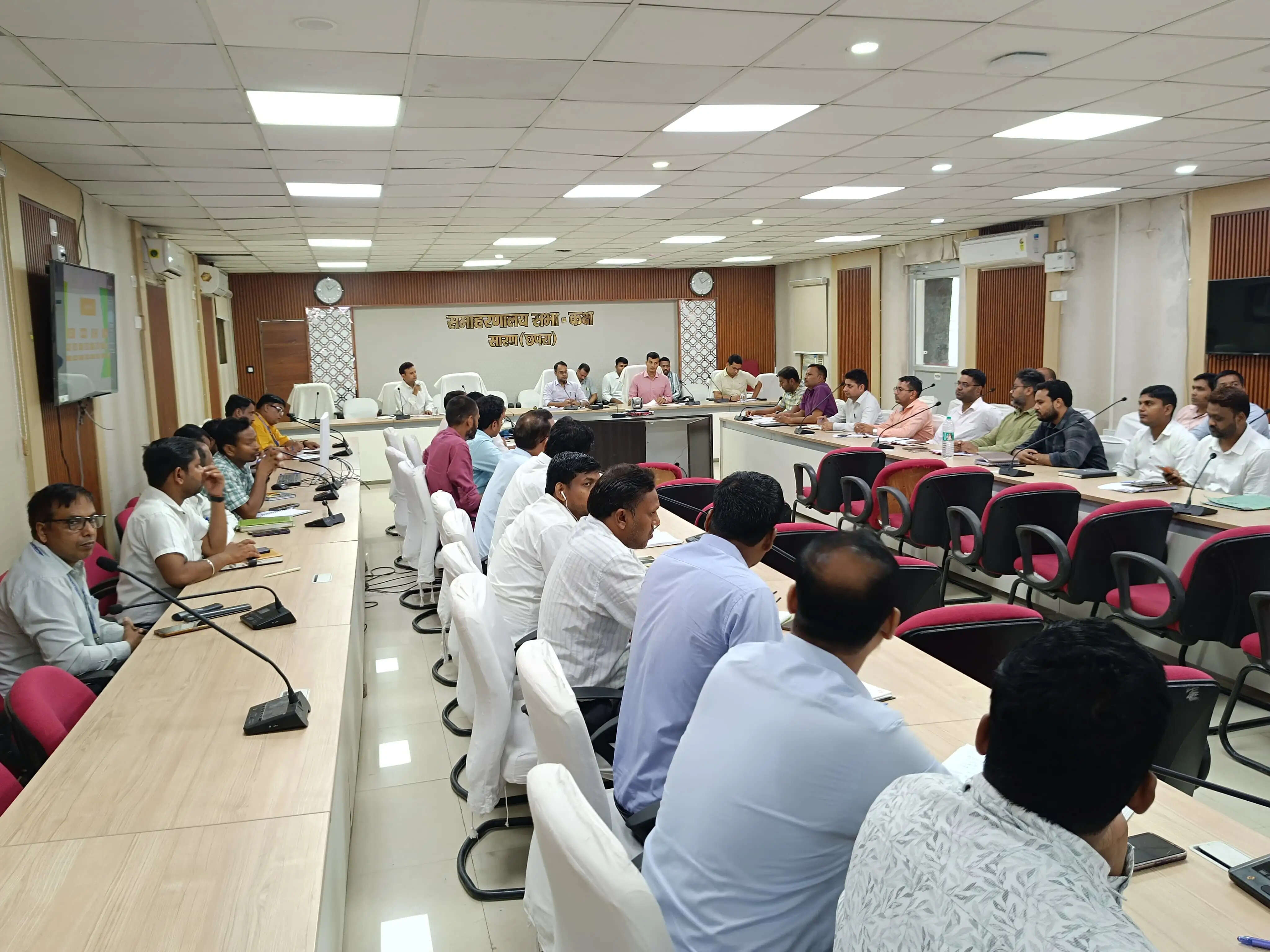 जिलाधिकारी ने की विद्युत विभाग की समीक्षा बैठक