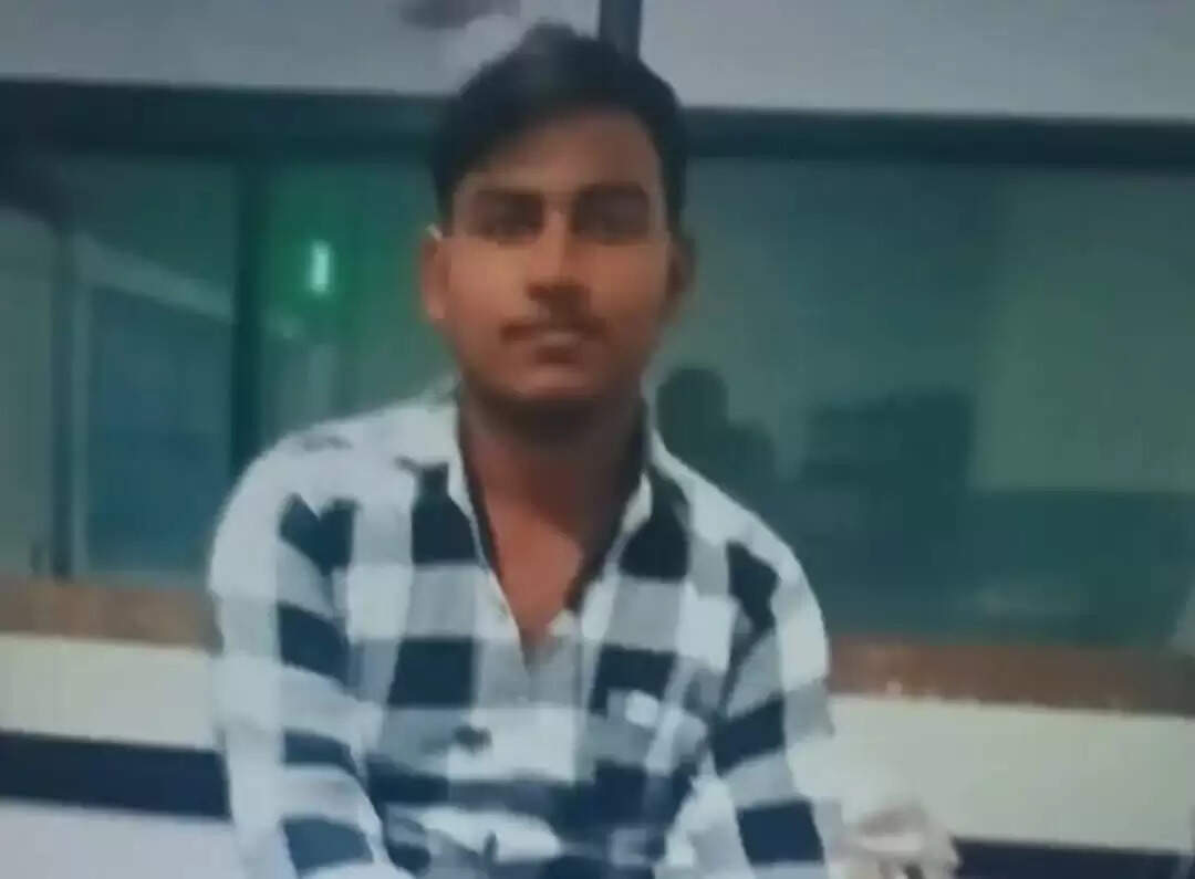 गेहूं के खेत किनारे नीम के पेड़ से लटका मिला युवक का शव, मचा कोहराम