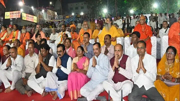 जबलपुरः दीपावली की पूर्व संध्‍या पर 51 हजार दीपों की रोशनी से जगमग हुआ गौरीघाट