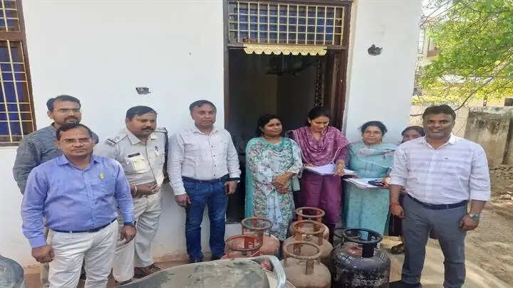 ग्वालियरः खाद्य विभाग की टीम ने औचक निरीक्षण कर अवैध रूप से भण्डारित 8 एलपीजी सिलेंडर जब्त किए