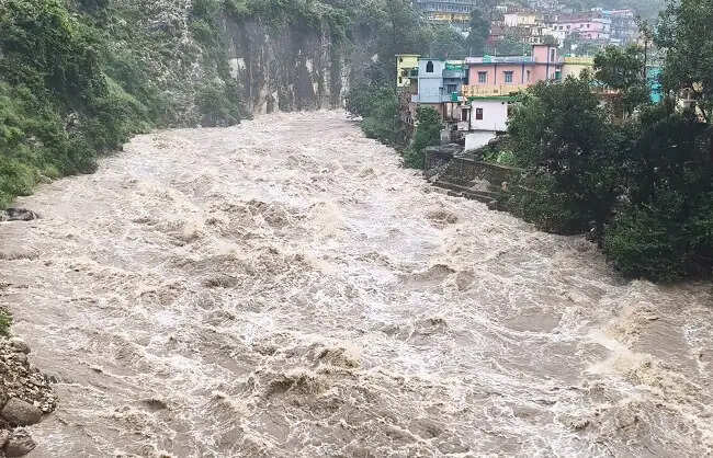 टिहरी में भारी बारिश से जनजीवन प्रभावित, भिलंगना नदी उफान पर