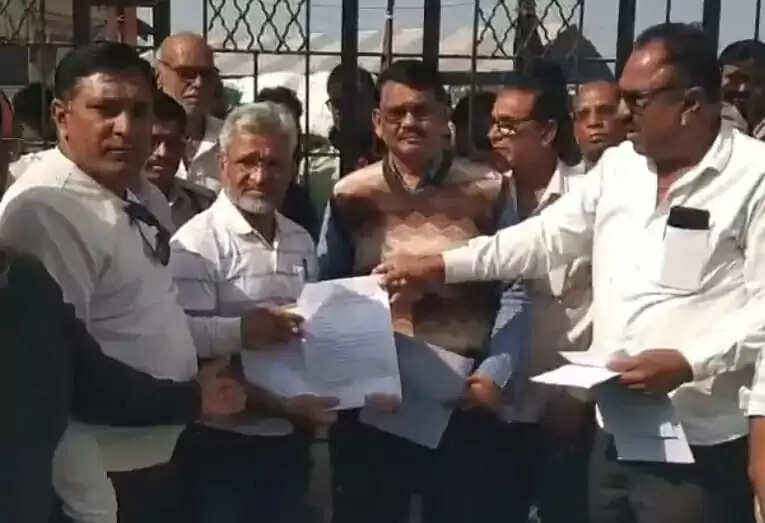 धारः चक्‍काजाम के प्रकरण वापस लेने की मांग को लेकर मंडी में किसानों का प्रदर्शन,गेट पर तालाबंदी