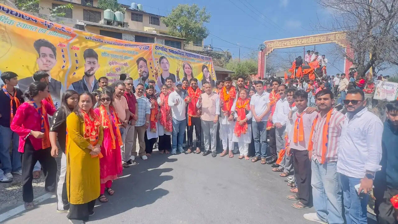 अखिल भारतीय विद्यार्थी परिषद के प्रत्याशियों ने रैली निकाल कराए नामांकन