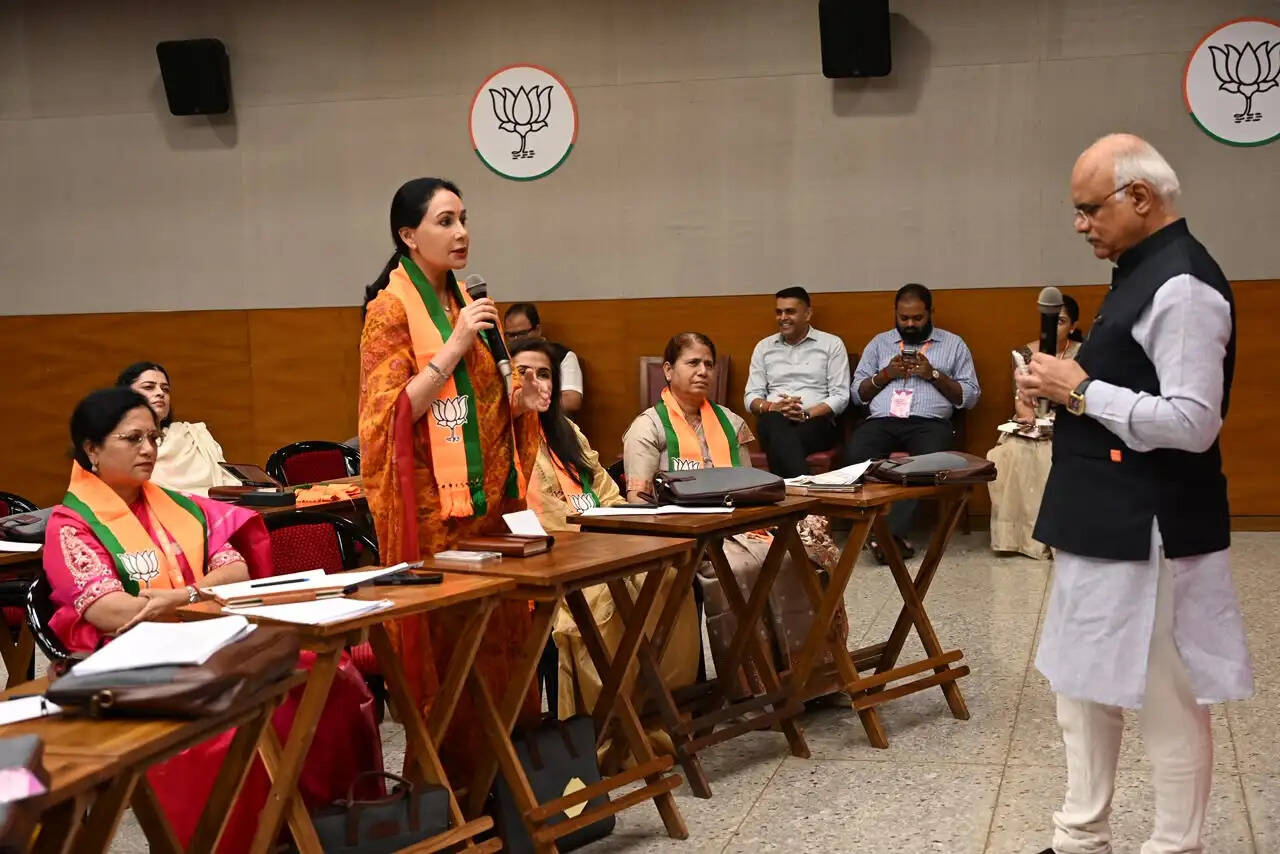 नारी सशक्तीकरण और योजनाओं के प्रभावी क्रियान्वयन पर मंथन