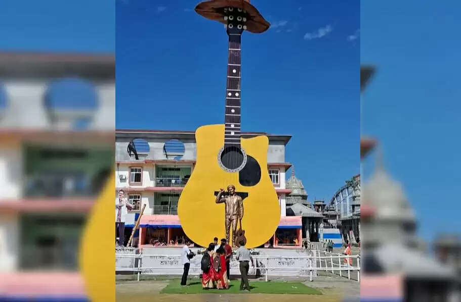 नलबाड़ी रास महोत्सव में लगी जुबिन गर्ग के गिटार की 52 फुट ऊंची प्रतिकृति