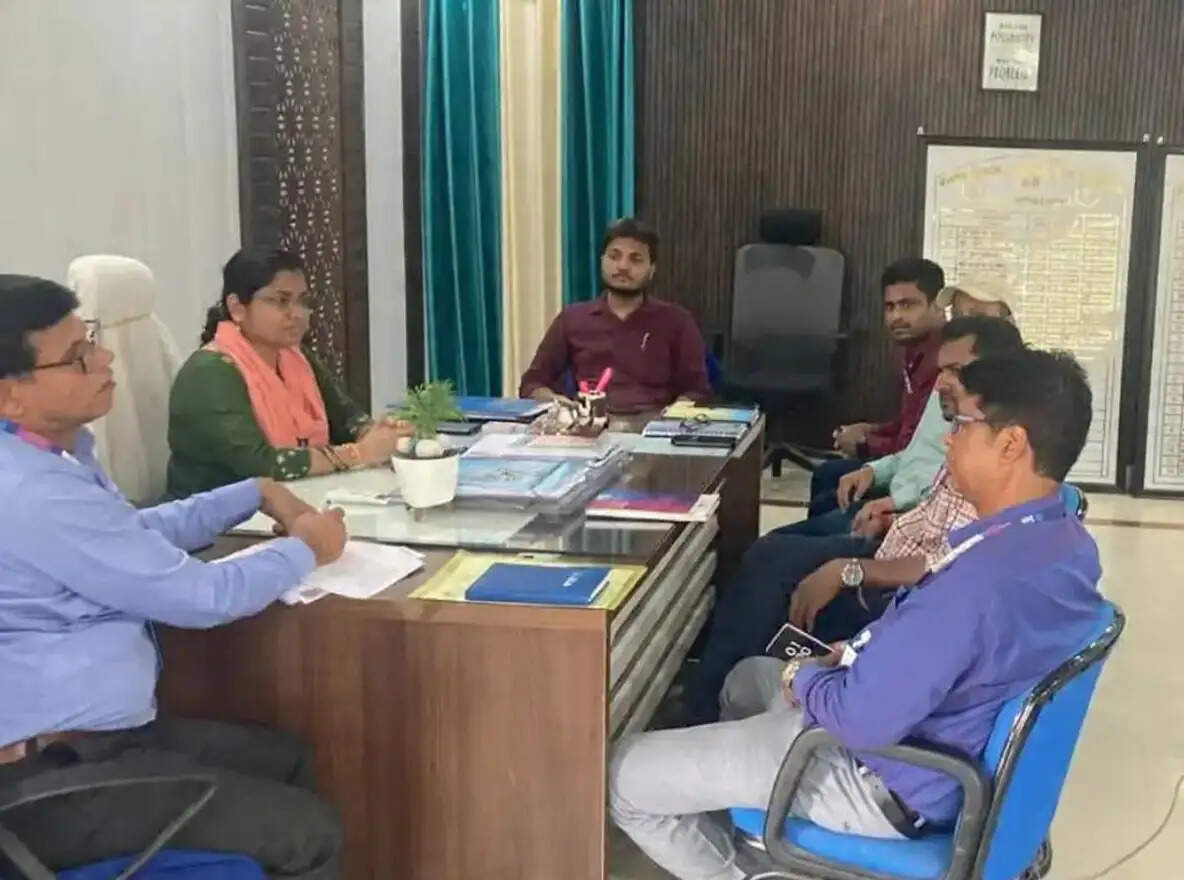 बैंक ऋण में देरी दूर कर पात्र लाभुकों को योजनाओं का लाभ दिलाने का निर्देश