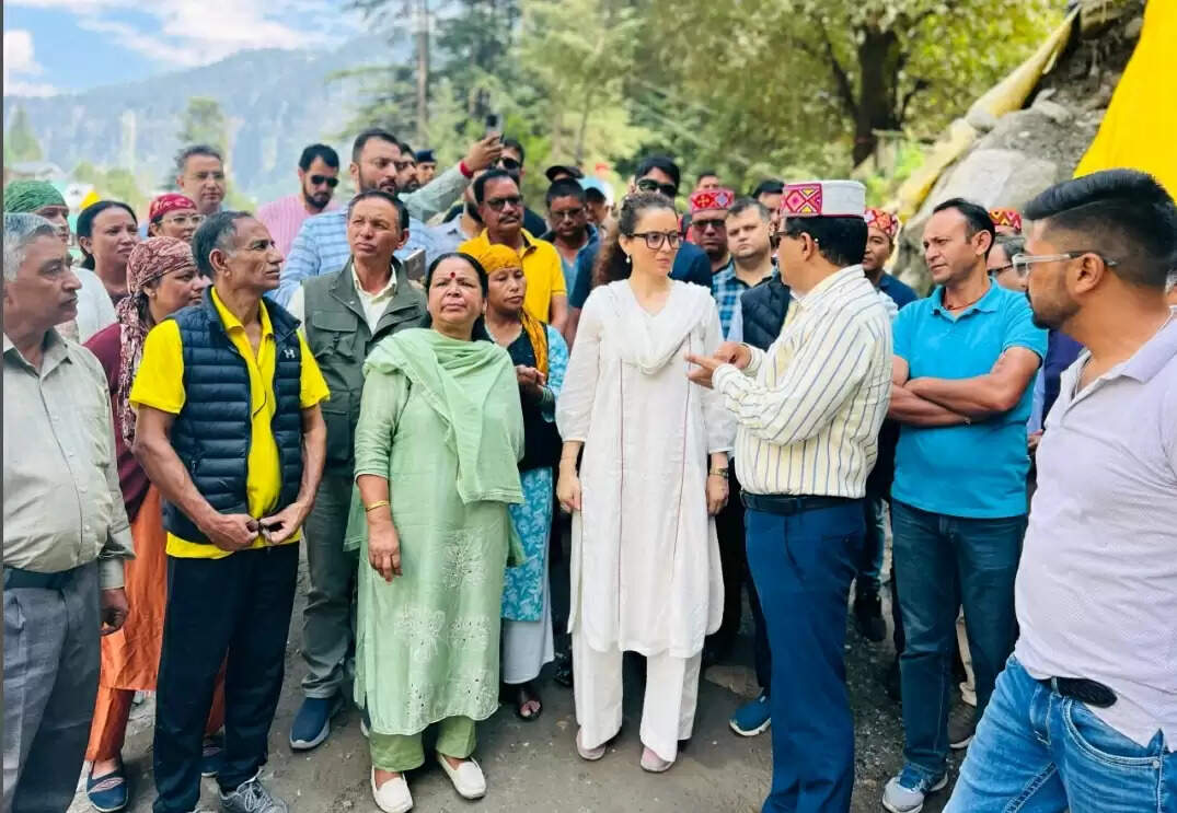 आपदा प्रभावित क्षेत्रों के दौरे पर मनाली पहुंचीं सांसद कंगना रनौत, विरोध के बीच साझा किया पीड़ितों का दुख