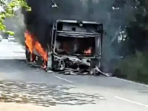 फरीदाबाद : शार्ट सर्किट से&nbsp;चलती बस में लगी आग,हादसा टला