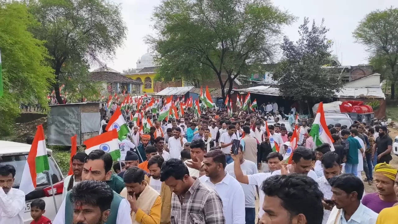 दमोहः शहीदों को नमन कर पदयात्रा पर निकले सांसद राहुल सिंह