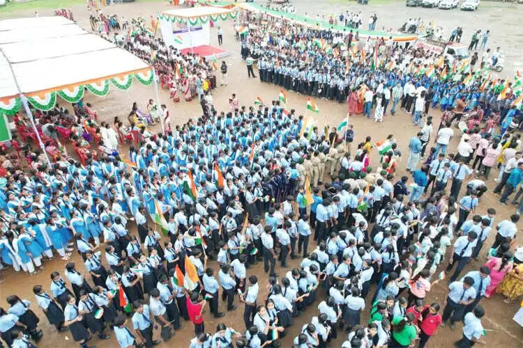 करीब 200 फीट लंबे तिरंगे के साथ उमड़ा जनसैलाब, वित्त मंत्री ओपी चौधरी हुए शामिल