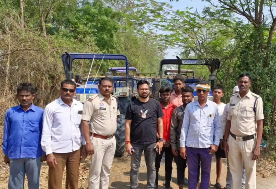 अवैध रेत परिवहन पर प्रशासन की सख्ती, सात ट्रैक्टर-ट्रॉली जब्त