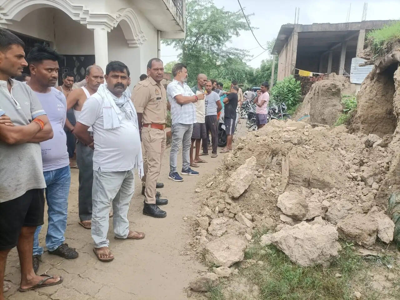प्रतापगढ़ : बारिश में गिरा कच्चा मकान, मलबे में दबकर डेढ़ वर्ष के मासूम की मौत